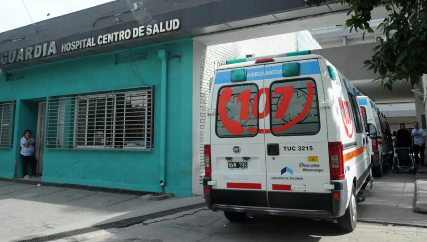 Investigan la muerte de un hombre que fue apuñalado por la espalda