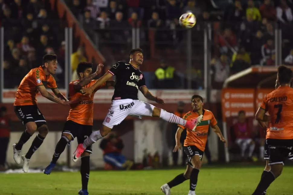 ESTUVO EN TODOS LADOS. Rodríguez intenta ganar en el juego aéreo, rodeado de jugadores de Banfield. Anoche, “Turbo” se mostró muy participativo y generó peligro sobre el arco defendido por Arboleda. la gaceta / foto de  diego aráoz