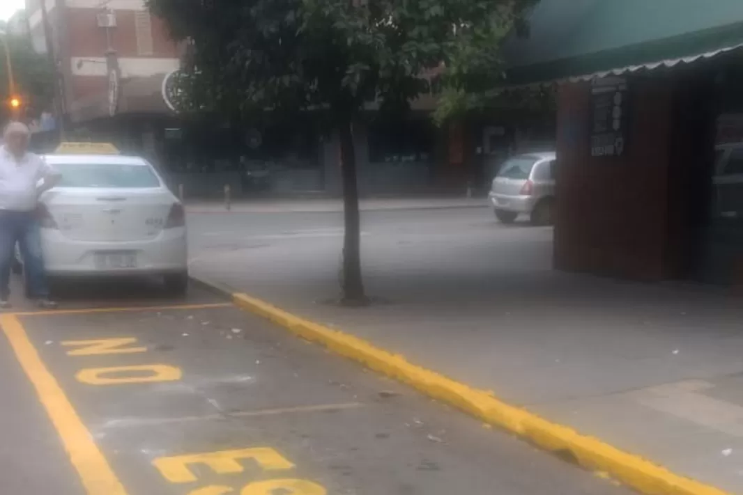 NO ESTACIONAR. La Municipalidad corrigió la para de taxis que estaba en una ochava