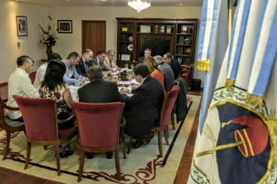 La oposición objeta que el PE sólo prevea sueldos y no obras