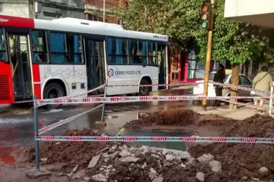 Por la rotura de un caño maestro, se formó una pileta en una esquina de barrio Sur