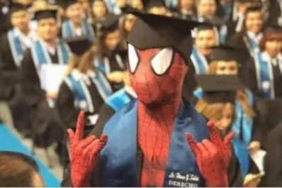 Se recibió de abogado y fue a recibir su título disfrazado de Spiderman