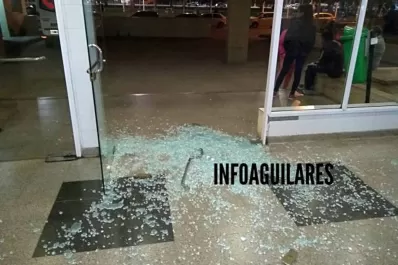 Un herido de arma blanca destrozó la puerta del hospital de Aguilares