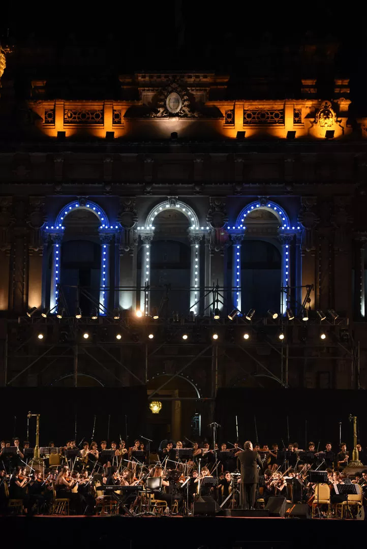REPERTORIO CLÁSICO Y POPULAR. El público se emocionó tanto como los casi 300 músicos en escena. LA GACETA / FOTO DE HÉCTOR PERALTA.-