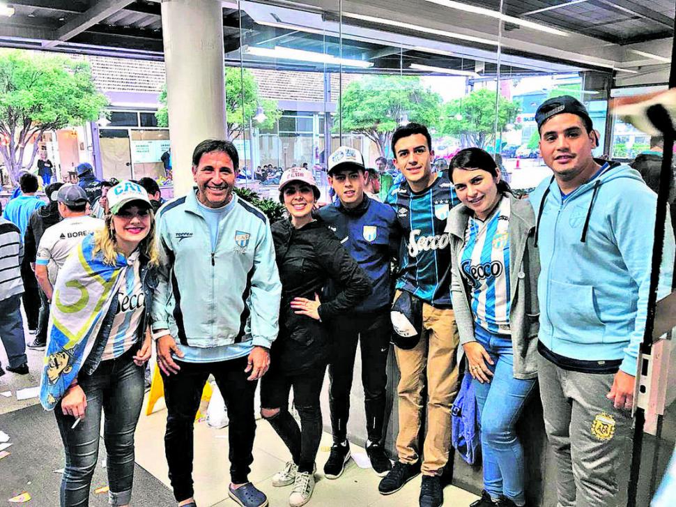 FELICES LOS SIETE. Hombres y mujeres transmiten su orgullo por el equipo de Zielinski. 