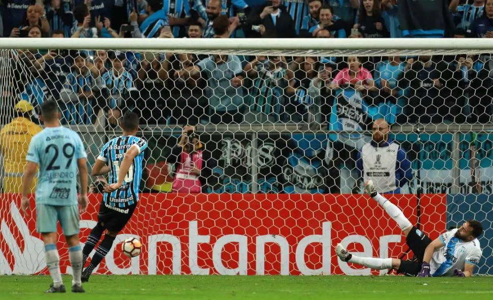 PRINCIPIO DEL FIN. Tras la roja a Lucchetti, Cícero convirtió el 2-0 de penal y sepultó la ilusión “decana” de otra hazaña copera. Brasil sigue siendo tierra hostil para Atlético, que igualmente peleó hasta el fin.  reuters