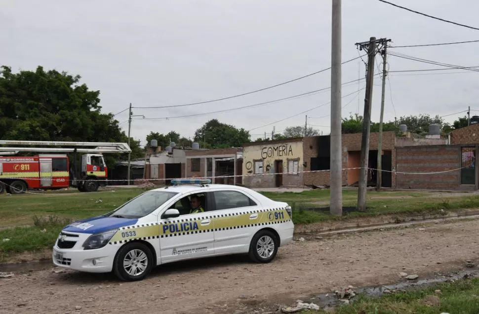 VIGILANCIA. El camión de los Bomberos y un móvil policial custodian una de las tres casas atacadas en el barrio. la gaceta / foto de josé nuno