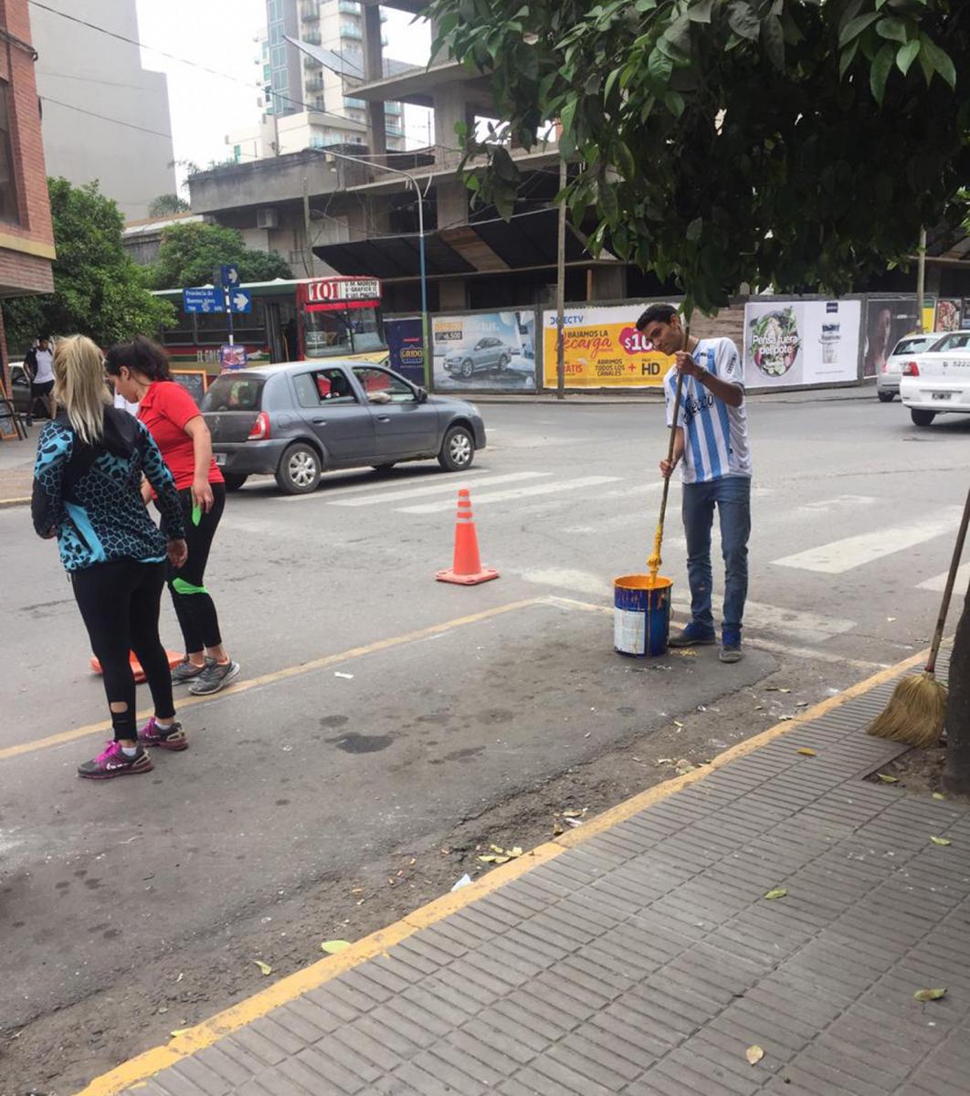 Corrieron la parada de taxis que estaba ubicada en la entrada de un garage