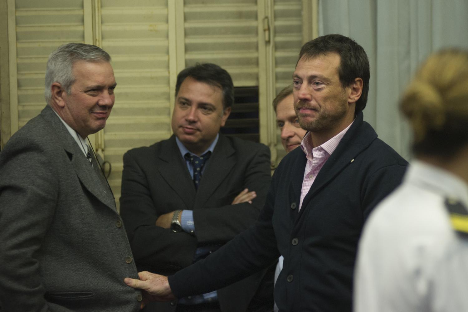 MOMENTO. Durante la audiencia, se juntaron Hugo Sánchez (con prisión preventiva), el abogado defensor Jiménez Santillán, Carlos Rojkés (hermano de Beatriz) y Pablo Zeitune, pareja de una de las hijas de Alperovich. LA GACETA / JORGE OLMOS SGROSSO