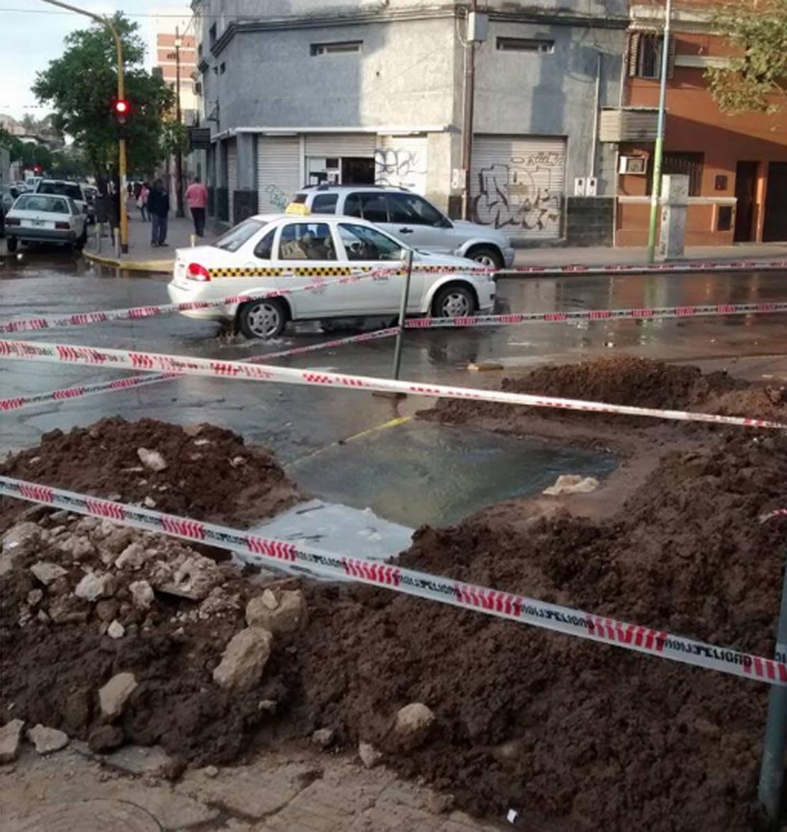 Por la rotura de un caño maestro, se formó una pileta en una esquina de barrio Sur