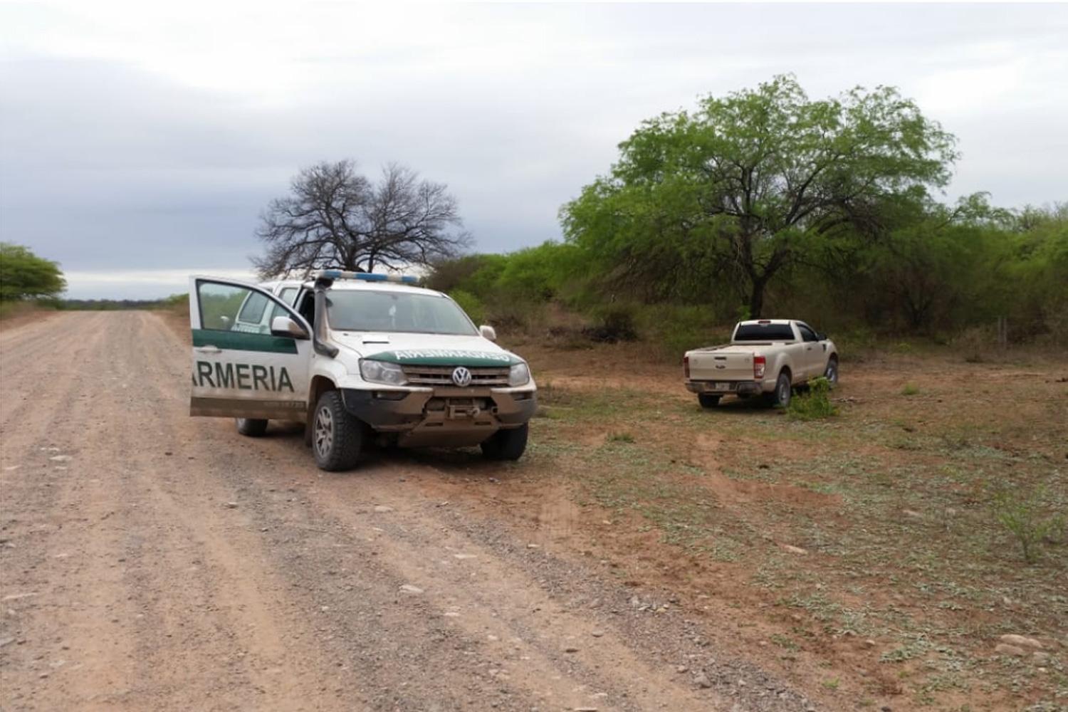 Tras huir de un control, abandonó su camioneta repleta de cigarrillos