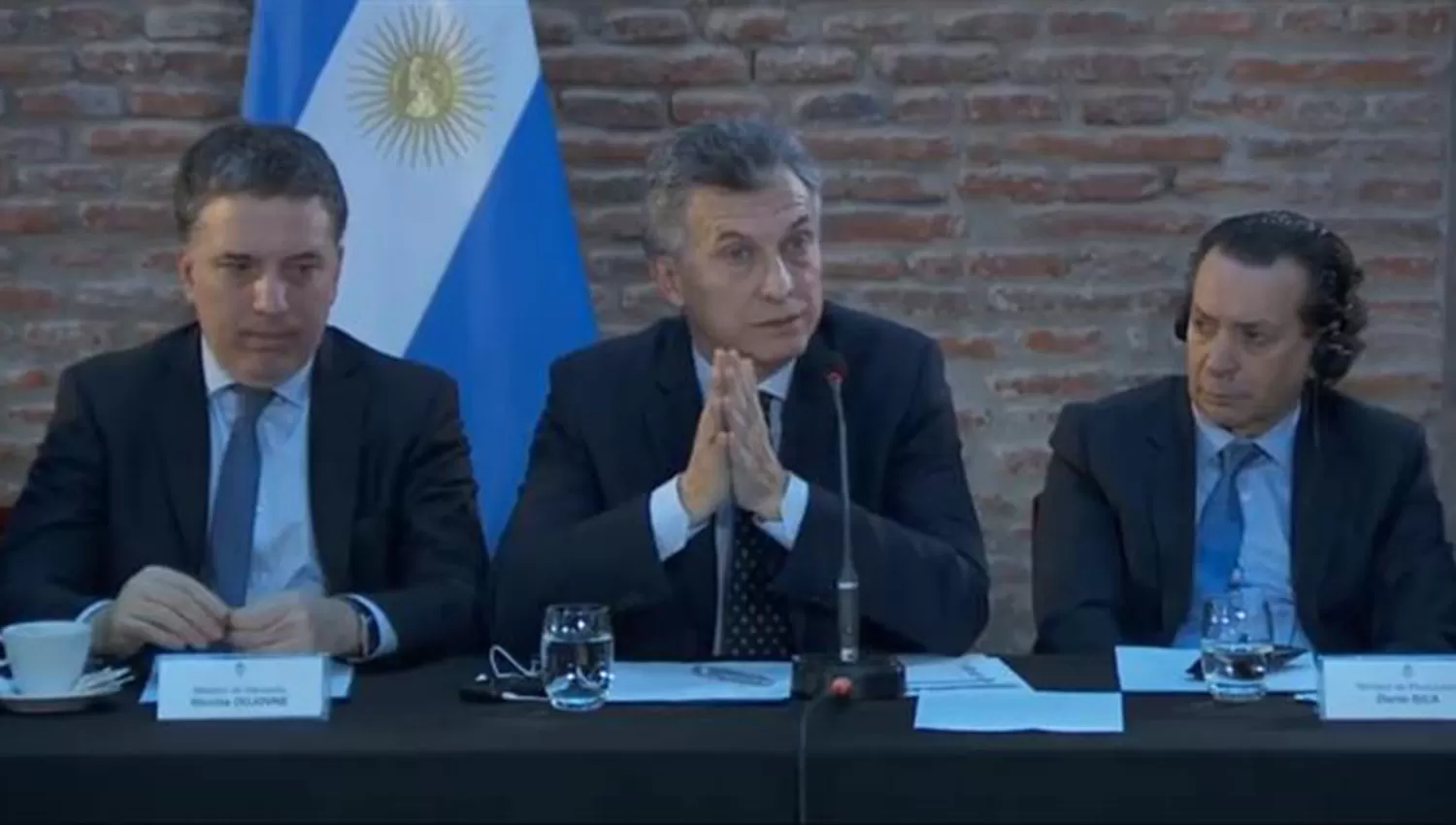 EN EL MUSEO DE LA CASA ROSADA. El presidente Macri, flanqueado por los ministros Dujovne y Sica.