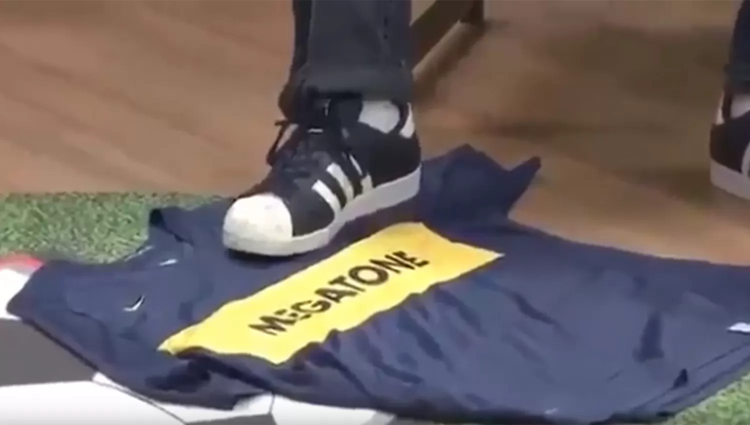 Video: un periodista brasileño pisoteó la camiseta de Boca en un programa en vivo