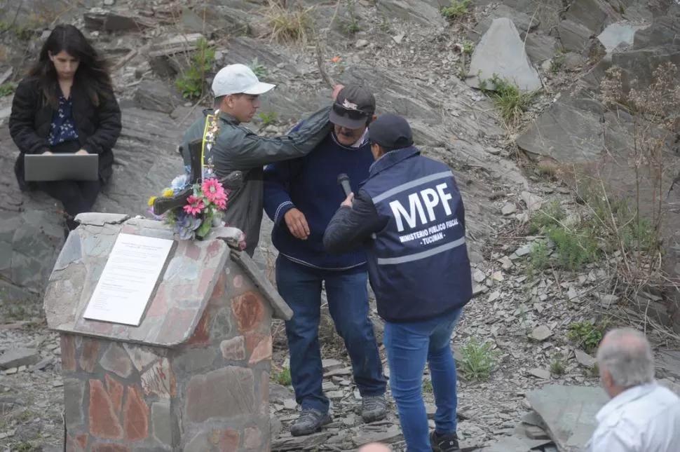 FORCEJEO. Delfín Cata muestra, con los peritos, cómo inmovilizó a Gómez.  la gaceta / foto de franco vera