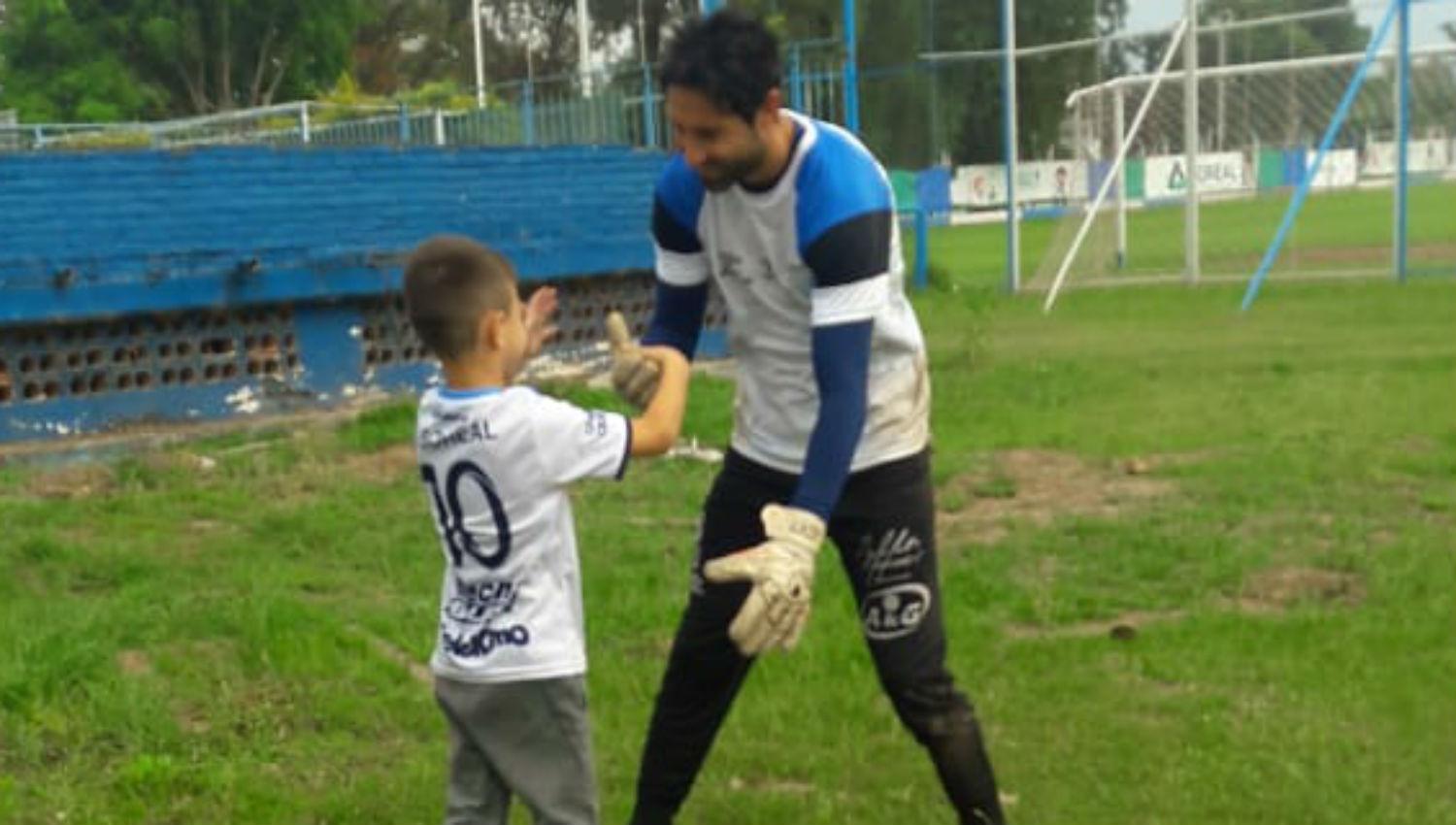 Video: el enorme gesto de Laucha Lucchetti con el niño que lloró por su expulsión ante Gremio