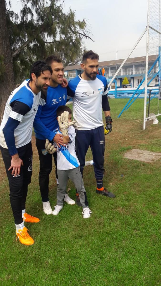 Video: el enorme gesto de Laucha Lucchetti con el niño que lloró por su expulsión ante Gremio