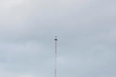 Una gigantesca antena genera contaminación visual y provoca la protesta de los vecinos