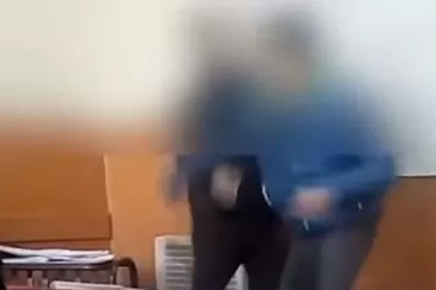 Un alumno empujó y golpeó a su profesor porque le quitó el celular