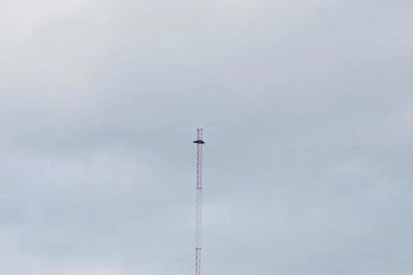 Una gigantesca antena genera contaminación visual y provoca la protesta de los vecinos