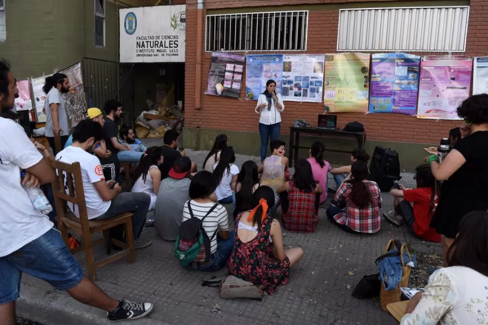 MEDIDA DE FUERZA. Algunas Facultades, como en Naturales, las clases públicas morigeraron el impacto del paro. LA GACETA/FOTO DE DIEGO ARÁOZ