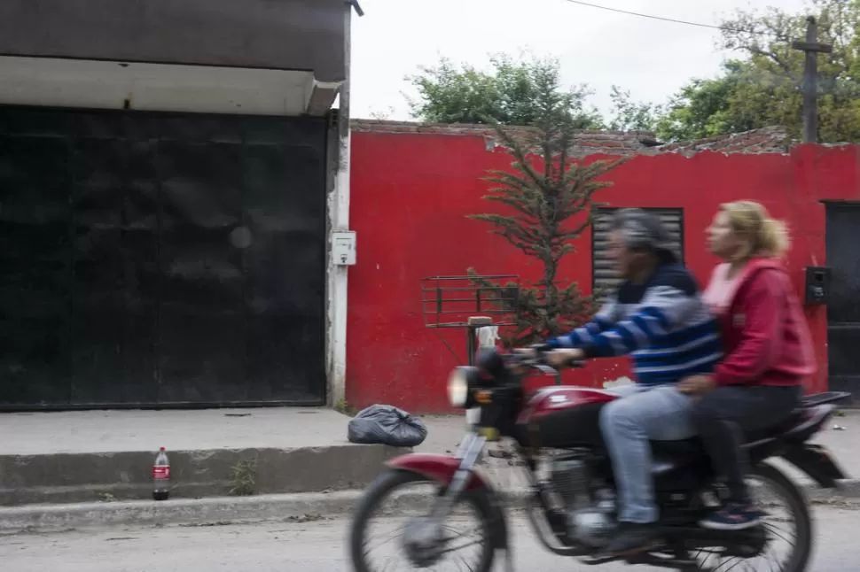 MAGALLANES AL 1.300. El adolescente estaba con sus hermanos y amigos cuando fue baleado frente a su casa. LA GACETA/ FOTOS DE JORGE OLMOS SGROSSO