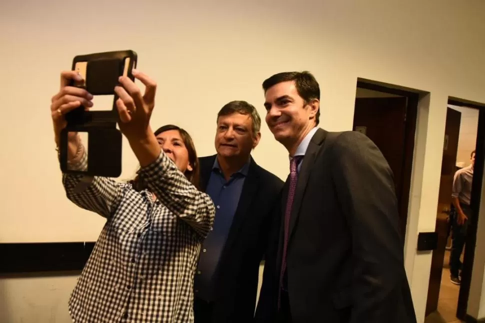 SELFIE. Peppo y Urtubey posan durante la visita del salteño a Resistencia.  