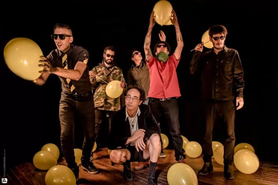 MEZCLANDO. El grupo no hace diferencia con los estilos e incorpora desde la cumbia hasta el tango. Prensa / David Lescano.-