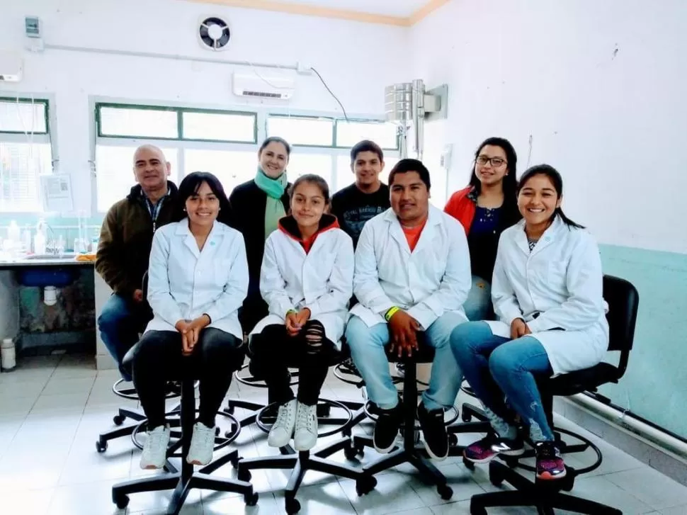 EL EQUIPO. Edgardo Figueroa, atrás a la izquierda, junto con la docente Claudia Lazarte y estudiantes. 