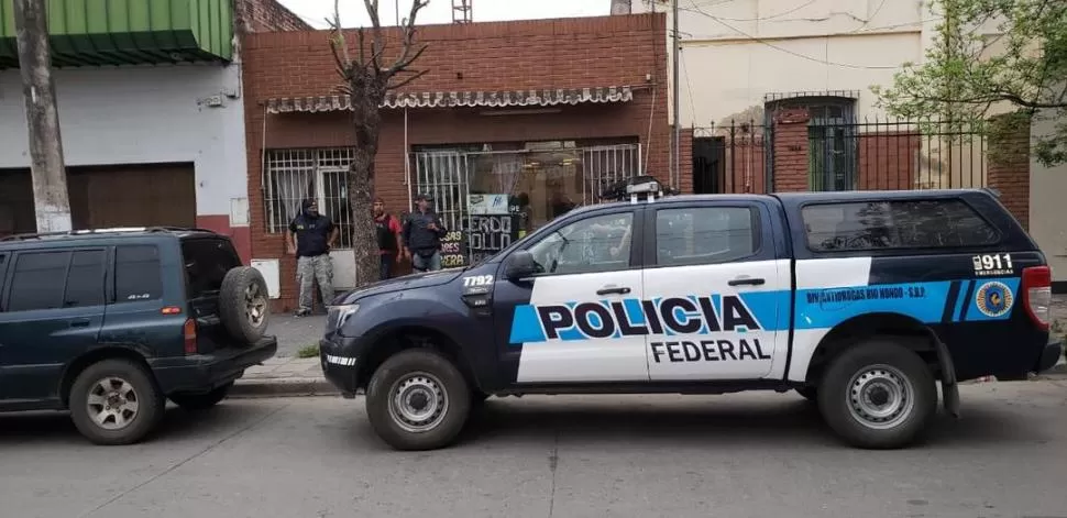 CONMOCIÓN. Los vecinos del barrio de La Ciudadela se sorprendieron con la cantidad de efectivos federales que recorrieron ese sector de la ciudad.  