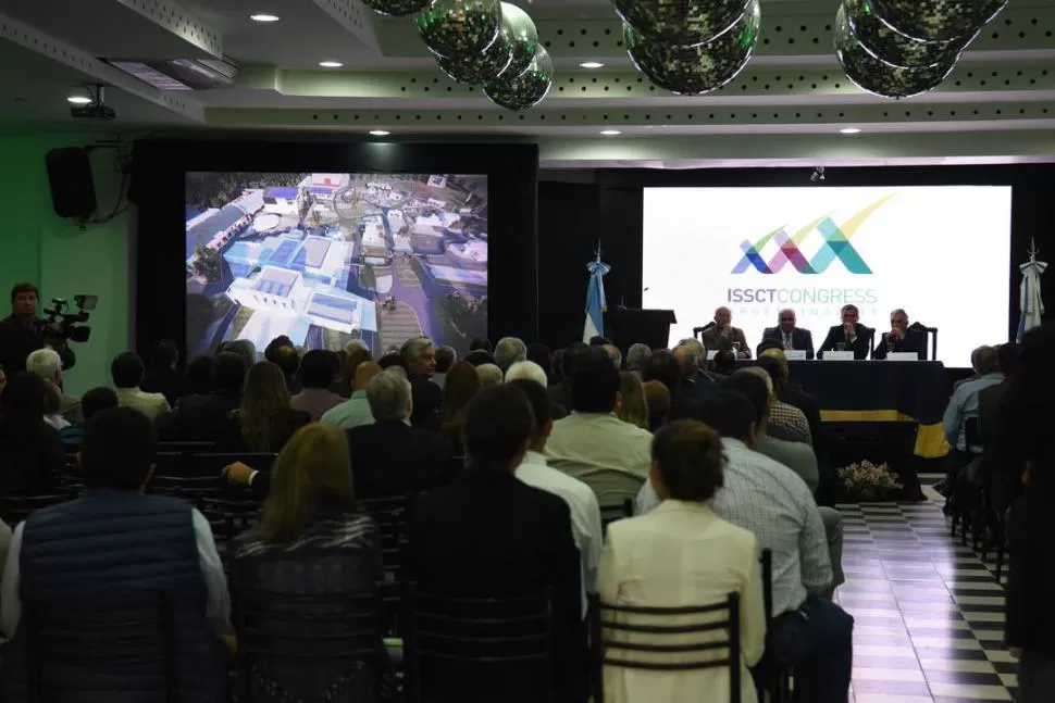 PRESENCIA. Técnicos, autoridades y personalidades del sector sucro alcoholero estuvieron presentes el jueves, en el lanzamiento del congreso azucarero. LA GACETA / FOTO DE JOSÉ NUNO.-