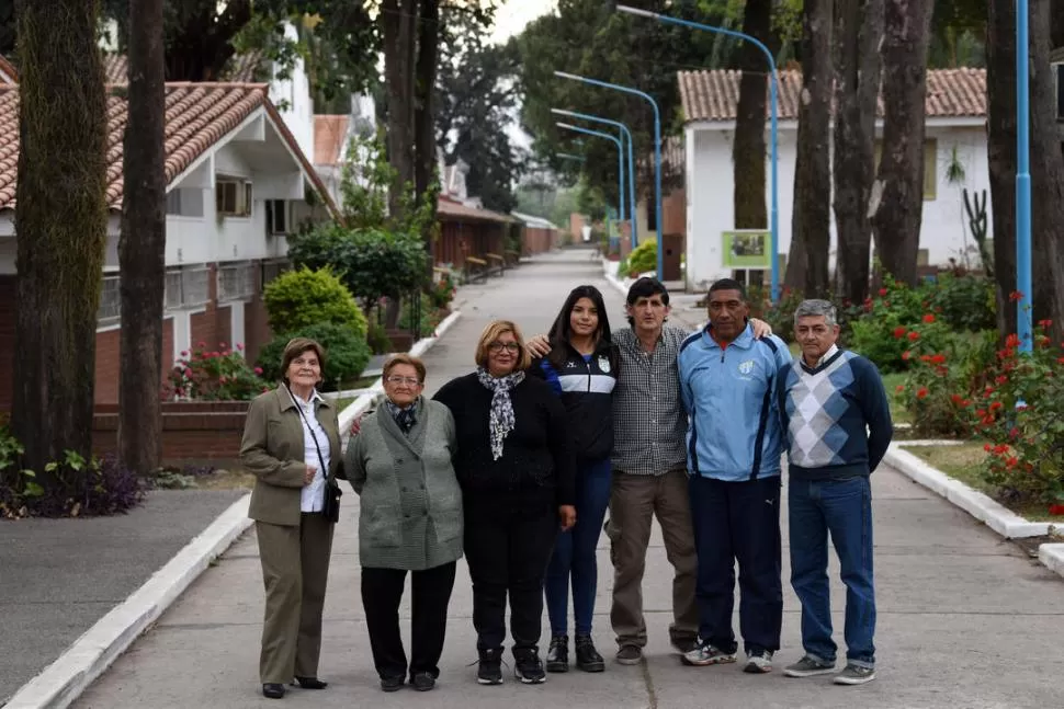 SE SIENTEN COMO EN CASA. María Luisa, Clelia, Patricia, Agostina, Julio, el “profe” Da Rocha y Rafael, pasaron casi toda su vida ayudando y colaborando de distintas maneras con el Pequeño Cottolengo. la gaceta / foto de DIEGO ARAOZ