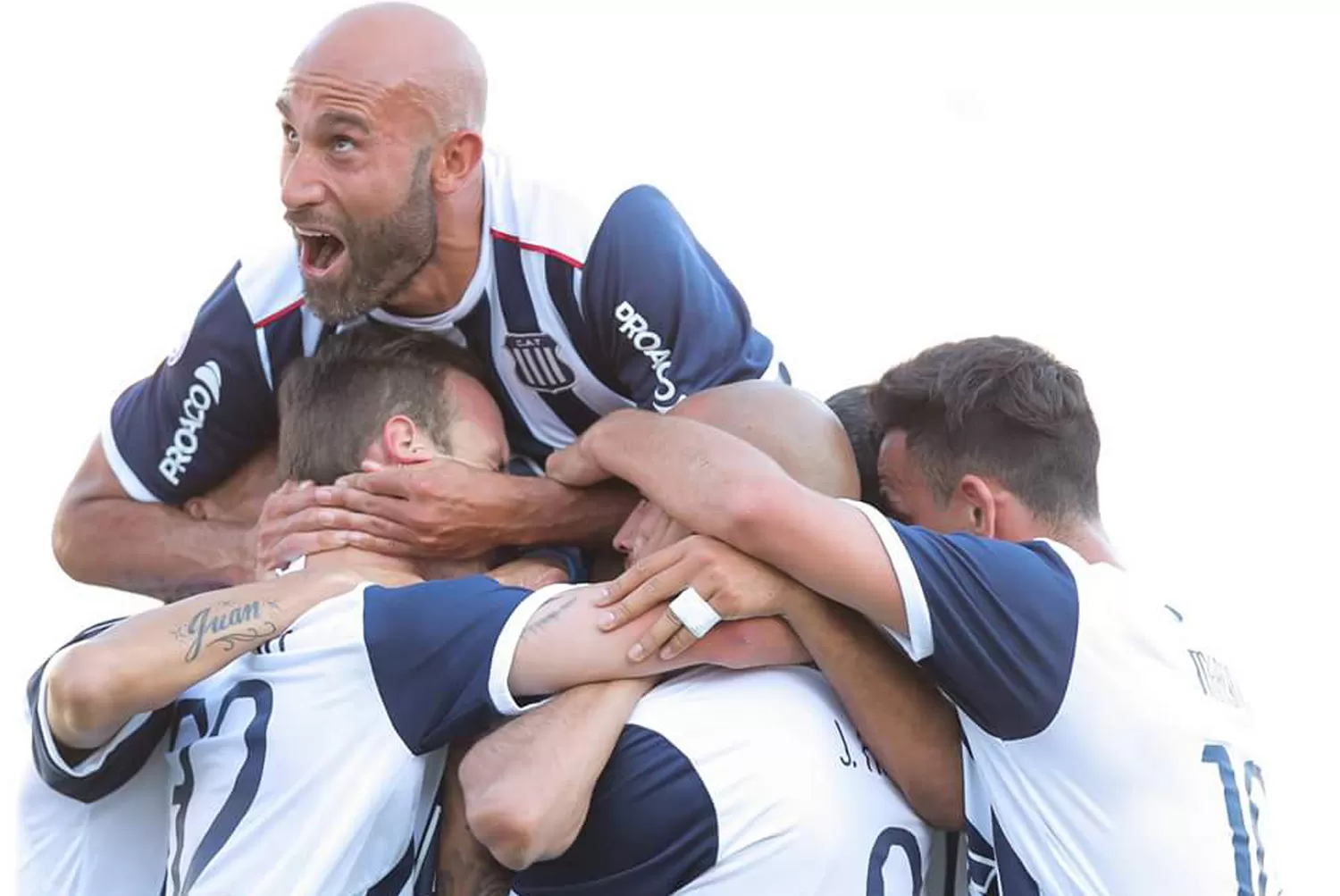 FESTEJO TALLARÍN. Talleres venció a Belgrano en el Clásico.