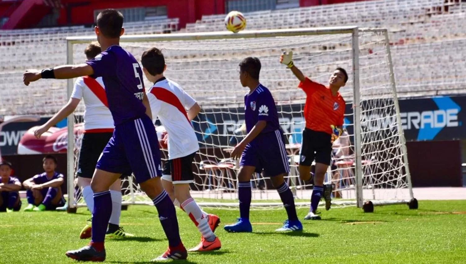 EN ACCION. Los chicos tailandeses jugaron un amistoso contra un combinado de menores de River.