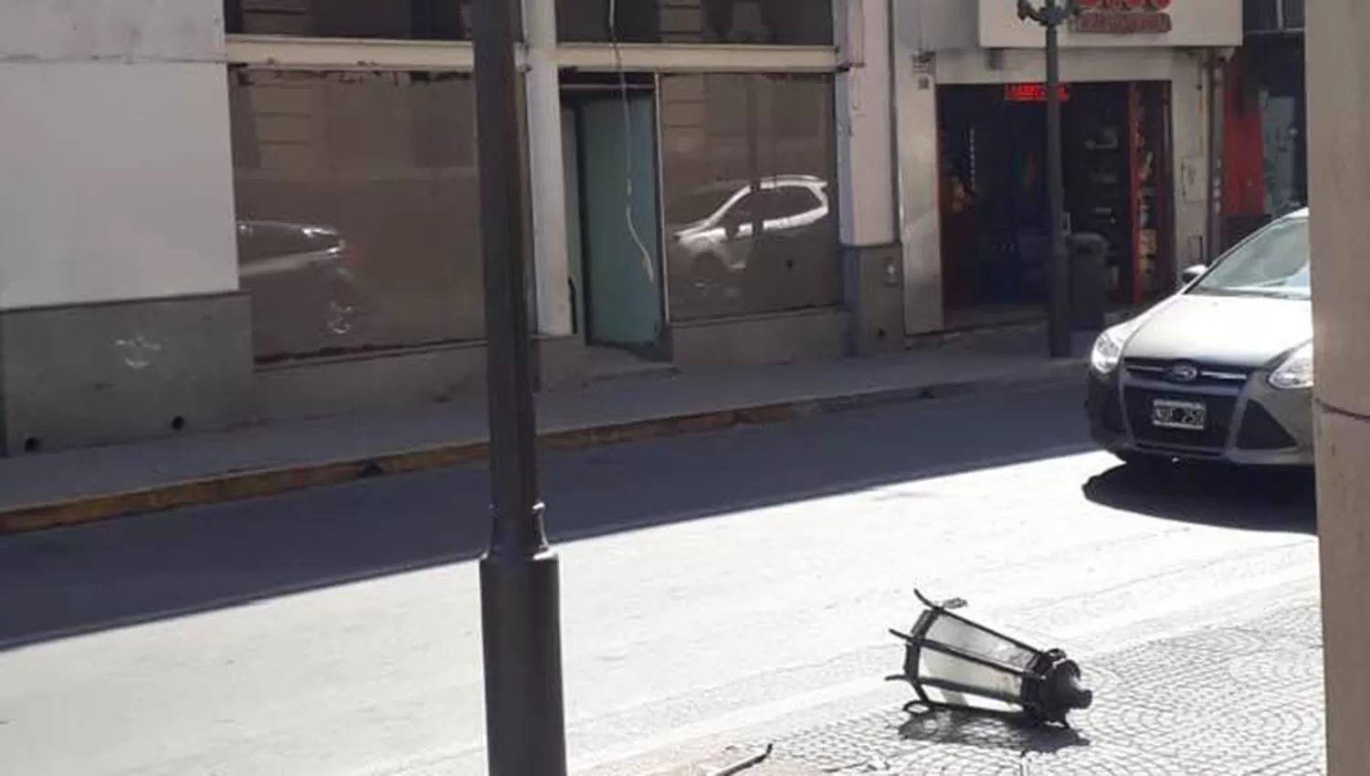 Vándalos destruyeron una farola en pleno centro, a pocos metros de la Seccional I