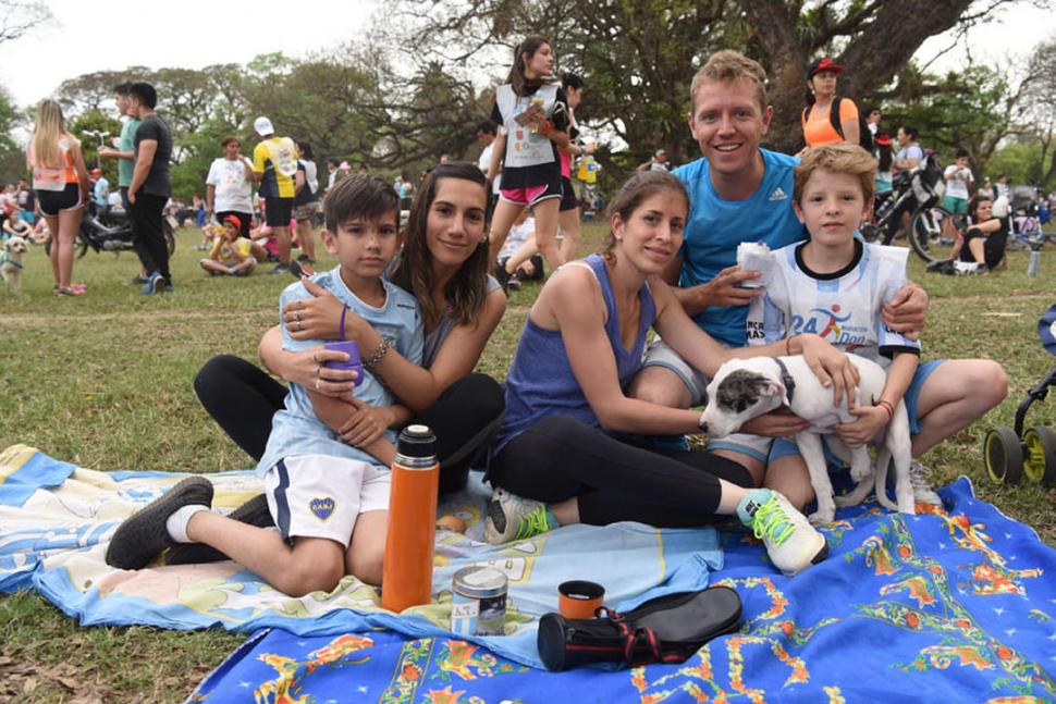NO FALTÓ NADIE. Los Bataglia acompañaron hasta con su perra en la llegada.  la gaceta / fotos de diego aráoz