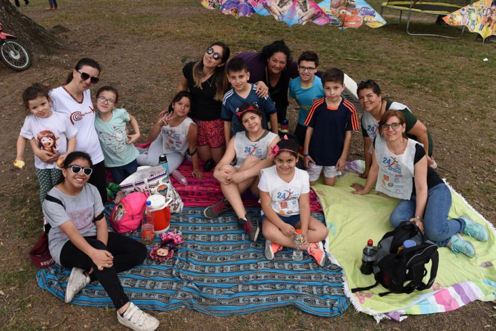 ESPERA. Florencia, que abraza a sus hijas, comparte cada maratón con amigos. 