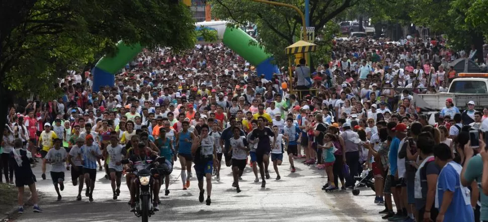 HASTA LA META. Apenas dieron el aviso de largada, la multitud comenzó a invadir la avenida Sarmiento. La ancha y multitudinaria columna llegó hasta el parque.    la gaceta / Foto de José Nuno