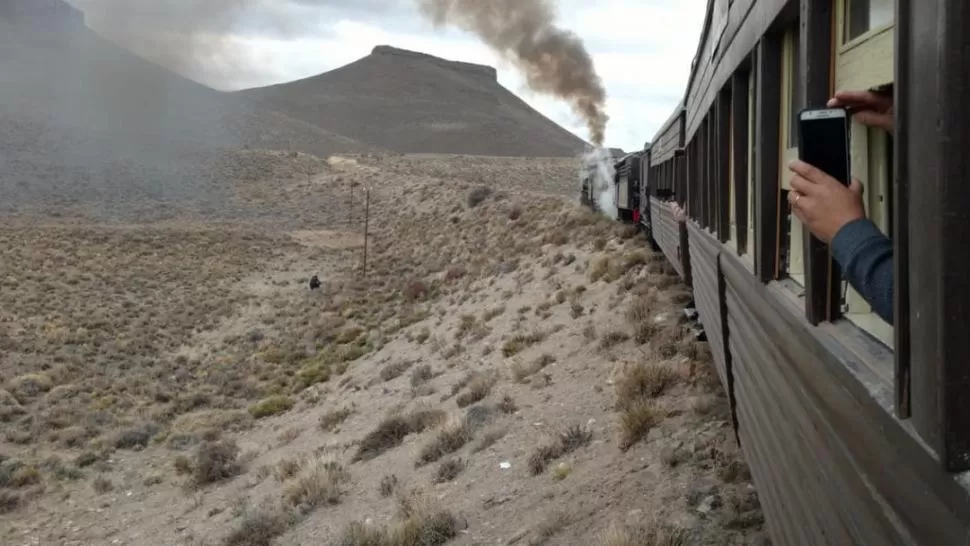 “A TODO VAPOR”. Las calderas van funcionando a pleno. Los vagones están hechos totalmente de madera. 