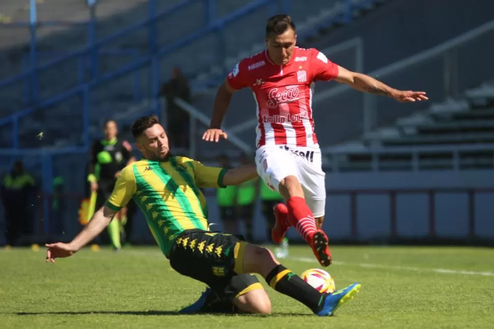 GANÓ EN TODOS LADOS. Leonel Galeano va al piso y le saca el balón a Gonzalo Rodríguez. Aldosivi fue mucho más práctico e inteligente que San Martín. Tuvo más tenencia del balón y control del juego. foto de Diego Izquierdo (especial para la gaceta)