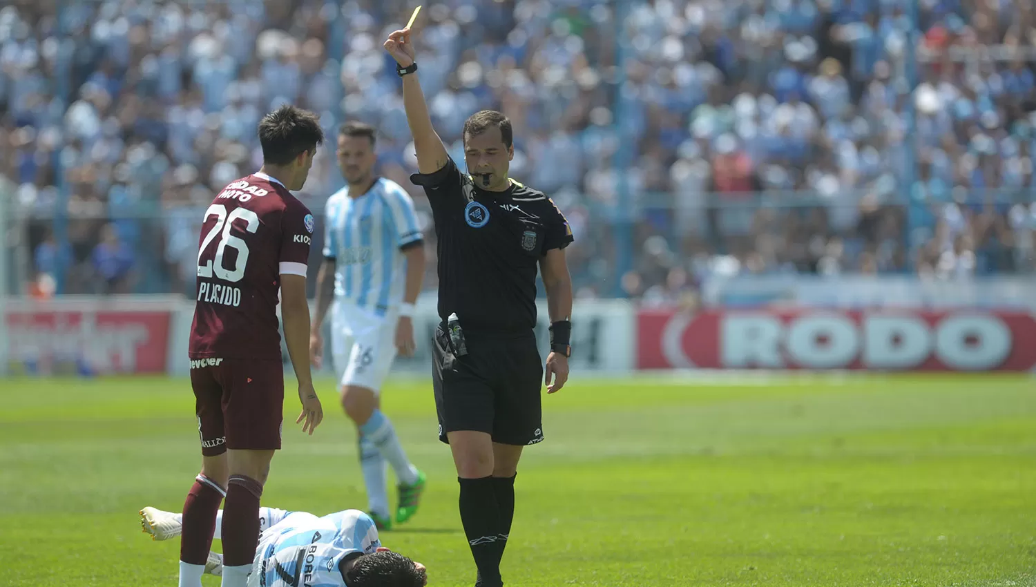 Di Plácido vio la amarilla por una patada a Luis Miguel Rodríguez.