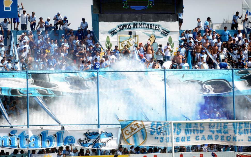 ENTRA EL “DECANO”. Los hinchas dieron su tradicional bienvenida al equipo, con los cánticos, la pirotecnia y el humo.  