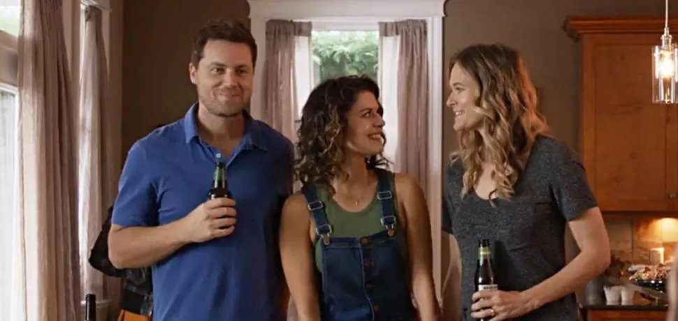 “TÚ, YO Y ELLA”. Un matrimonio incorpora a una tercera integrante para salvar una relación que se muere.  