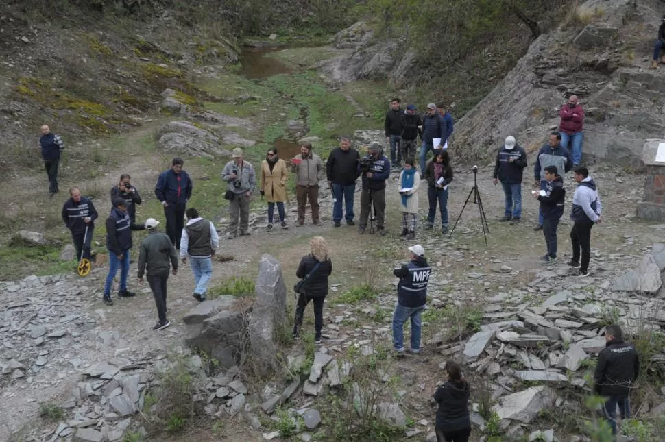 RECONSTRUCCIÓN. El tribunal y la Fiscalía, con el equipo científico, los acusados y los abogados de las partes, participaron de la medida, el 2 de octubre. Efectivos de Infantería de la Policía custodiaron el lugar mientras las partes participaran de la inspección que fue dirigida por personal del Ministerio Público. la gaceta / foto de franco vera