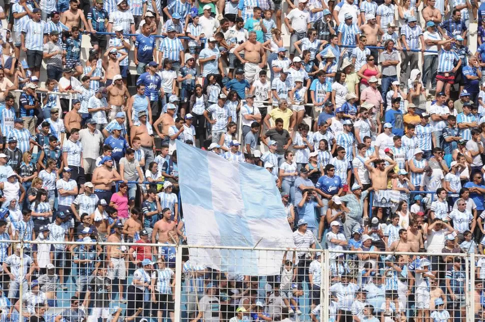 INHUMANO. Los “Decanos” se llegaron al “Monumental” para alentar al equipo, pese a los más de 30° que se registraron en del estadio. Otra vez quedó demostrado se puede jugar al mediodía en Tucumán. la gaceta / foto de hector peralta