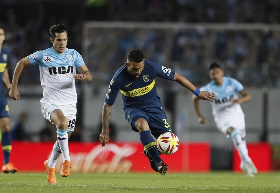 NO GRAVITÓ. Tevez tuvo la oportunidad de jugar como titular ante Racing, luego de quedarse en el banco en el partido contra Cruzeiro, pero no tuvo un buen rendimiento.  prensa boca 
