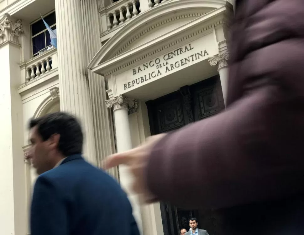 APOYO. El Central ratificó que seguirá con las tasas altas unos meses más hasta que se estabilice el dólar. reuters 