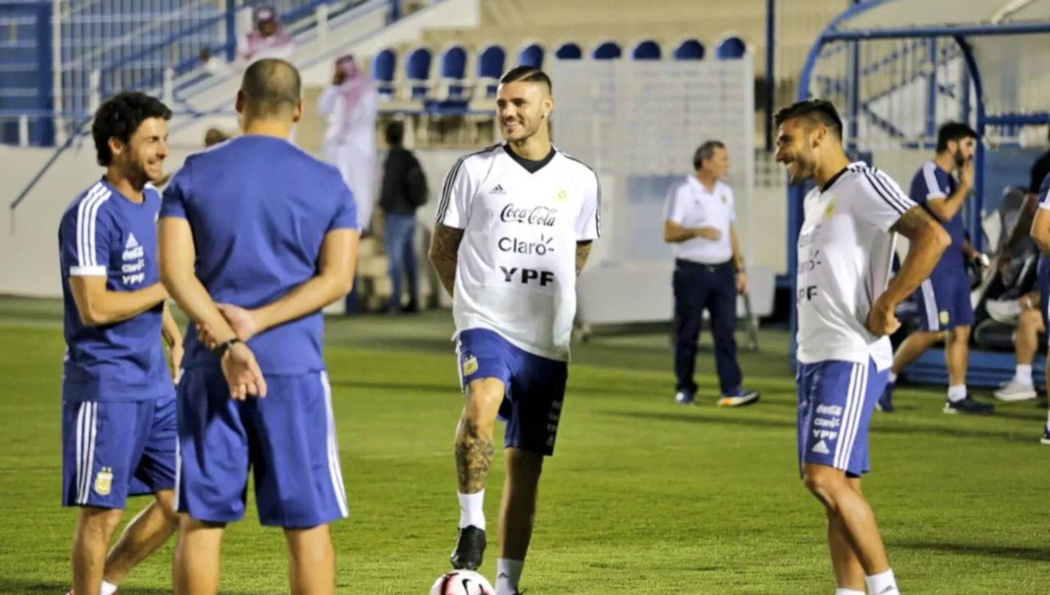 Icardi y Salvio charlan con Aimar y Martín, del cuerpo técnico del seleccionado nacional. (FOTO TOMADA DE TWITTER @Argentina)