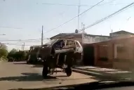 Insólita carga en un carro tirado por un caballo