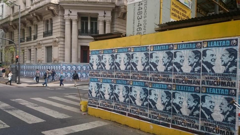 CAMPAÑA. Las calles porteñas lucieron afiches para el Día del a Lealtad. 