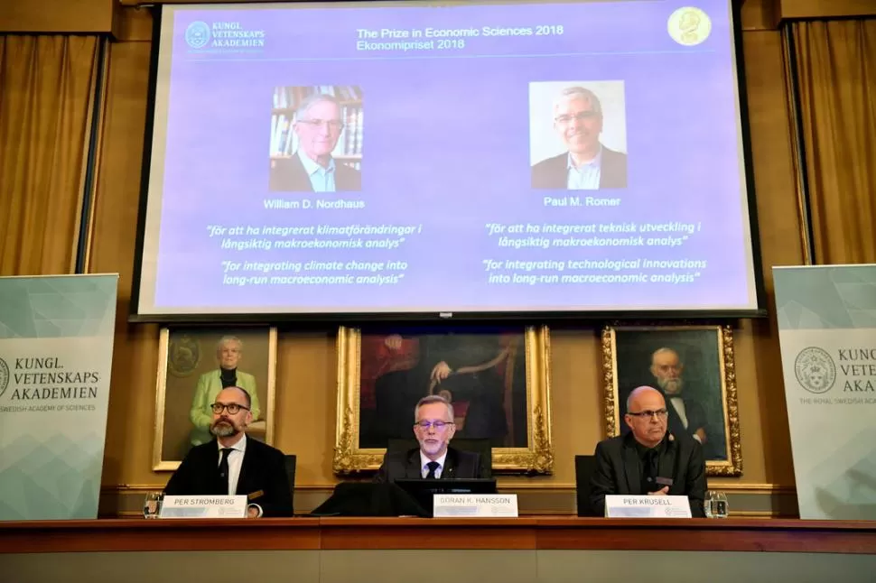 EL ANUNCIO. Per Stromberg, Goran K. Hansson y Per Krusell dan a conocer a los galardonados con el Premio Nobel de Economía 2018 en Estocolmo. Reuters.- 